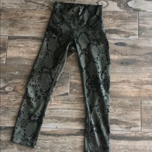 Lululemon crops size 2